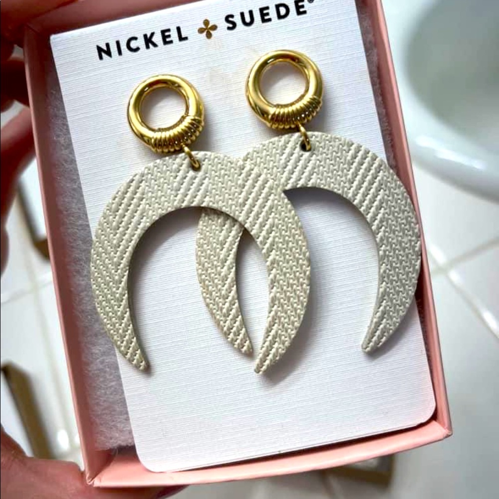 Nickel & Suede Soft Pearl Sierras leather earrings